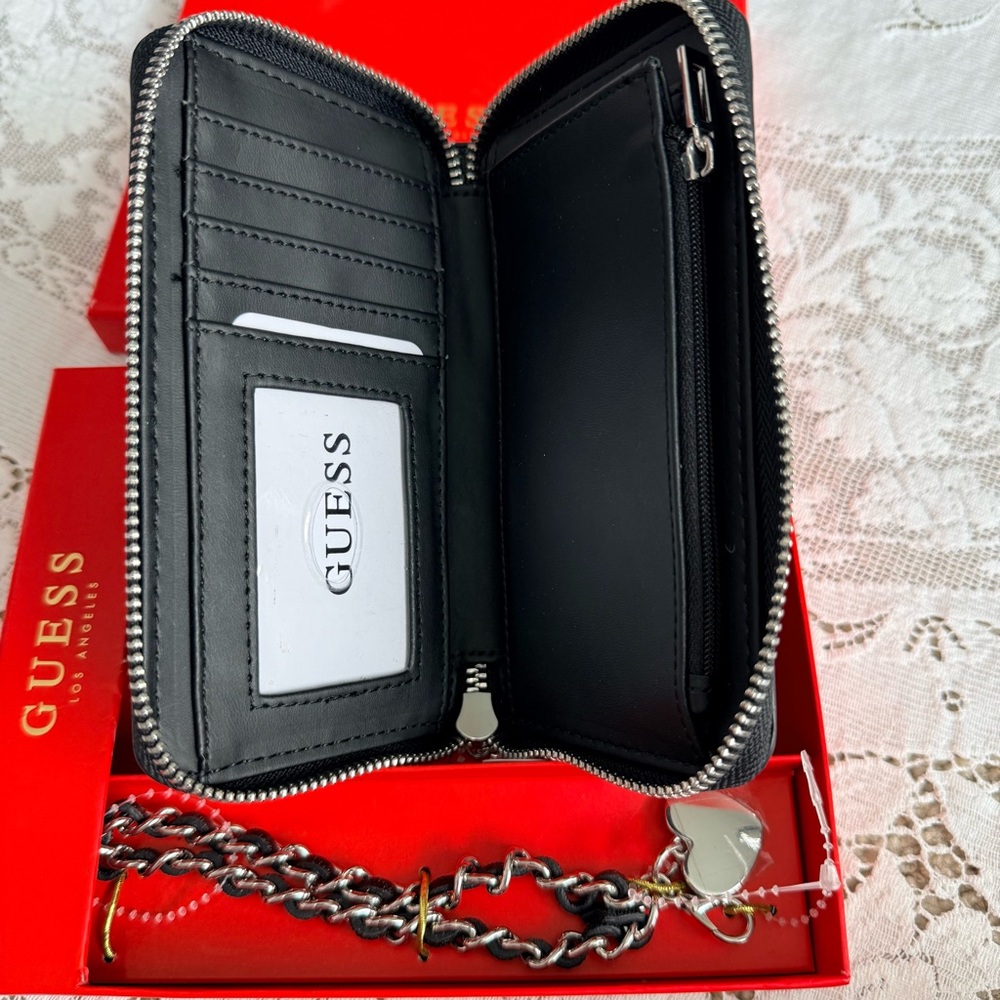 GUESS Black Wallet with Silver Heart keychain. NWT boxed giftset - Picture 4 of 9
